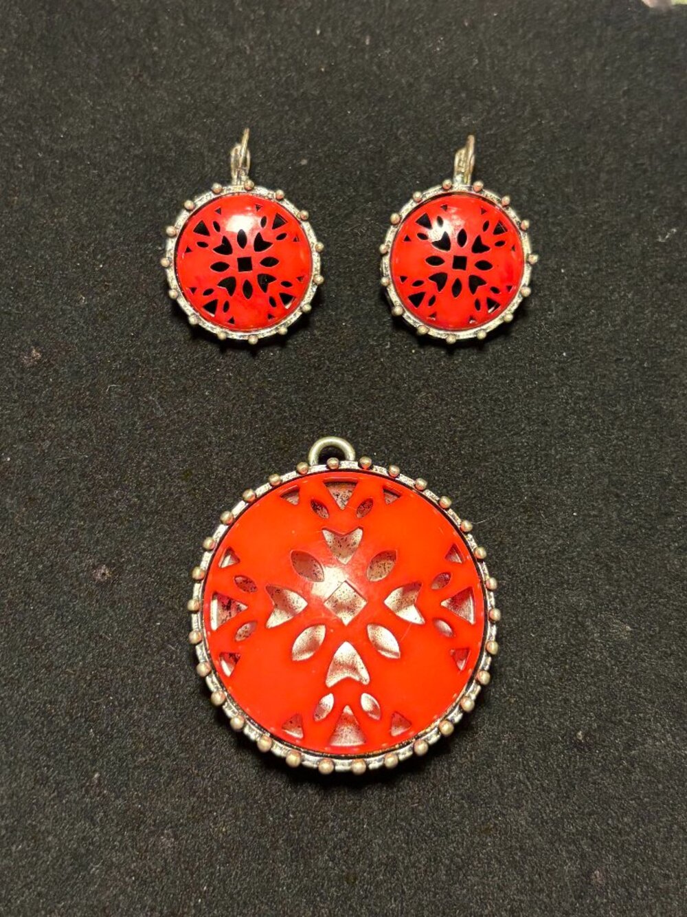 Avon Spice Collection Red Laser Cut Medallion Pendant & Matching Earrings